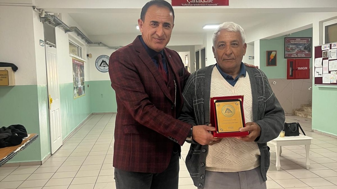 Emekli Olan Çalışma Arkadaşımıza Plaket Takdim Ettik